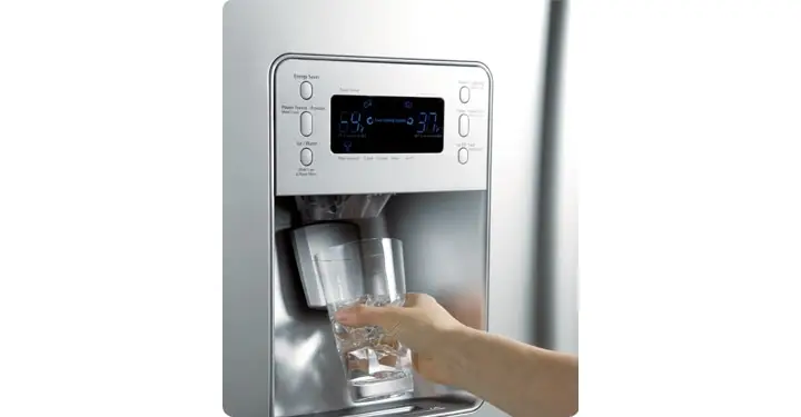 Cliente sacando agua filtrada cristalina de nevecon inteligente Samsung Colombia